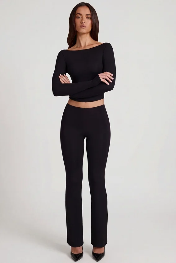 Vevina Modal Mid-Rise Flared Trousers i svart Vevina Modal Mid-Rise Flared Trousers i svart