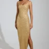 Yarina maxiklänning med utsmyckad rund halsringning och slits i låret i guld Yarina maxiklänning med utsmyckad rund halsringning och slits i låret i guld