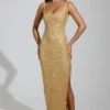 Yarina maxiklänning med utsmyckad rund halsringning och slits i låret i guld Yarina maxiklänning med utsmyckad rund halsringning och slits i låret i guld