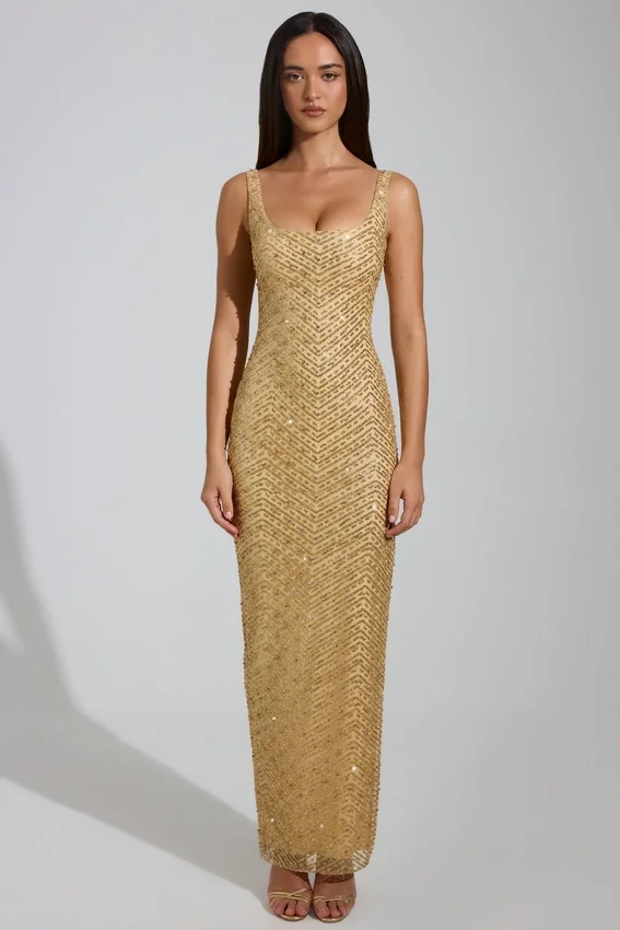 Yarina maxiklänning med utsmyckad rund halsringning och slits i låret i guld Yarina maxiklänning med utsmyckad rund halsringning och slits i låret i guld
