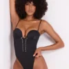 Yelda Satin Plunge Neck Lace Up Corset Bodys i svart Yelda Satin Plunge Neck Lace Up Corset Bodys i svart