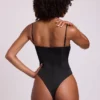 Yelda Satin Plunge Neck Lace Up Corset Bodys i svart Yelda Satin Plunge Neck Lace Up Corset Bodys i svart