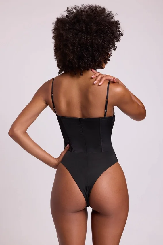 Yelda Satin Plunge Neck Lace Up Corset Bodys i svart Yelda Satin Plunge Neck Lace Up Corset Bodys i svart