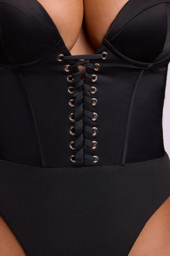 Yelda Satin Plunge Neck Lace Up Corset Bodys i svart Yelda Satin Plunge Neck Lace Up Corset Bodys i svart