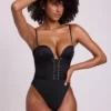 Yelda Satin Plunge Neck Lace Up Corset Bodys i svart Yelda Satin Plunge Neck Lace Up Corset Bodys i svart