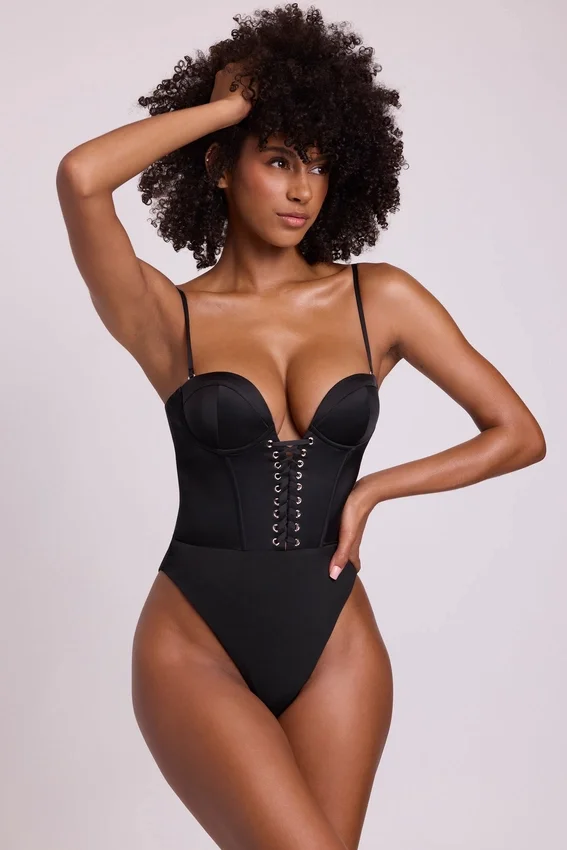 Yelda Satin Plunge Neck Lace Up Corset Bodys i svart Yelda Satin Plunge Neck Lace Up Corset Bodys i svart