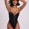 Yelda Satin Plunge Neck Lace Up Corset Bodys i svart Yelda Satin Plunge Neck Lace Up Corset Bodys i svart