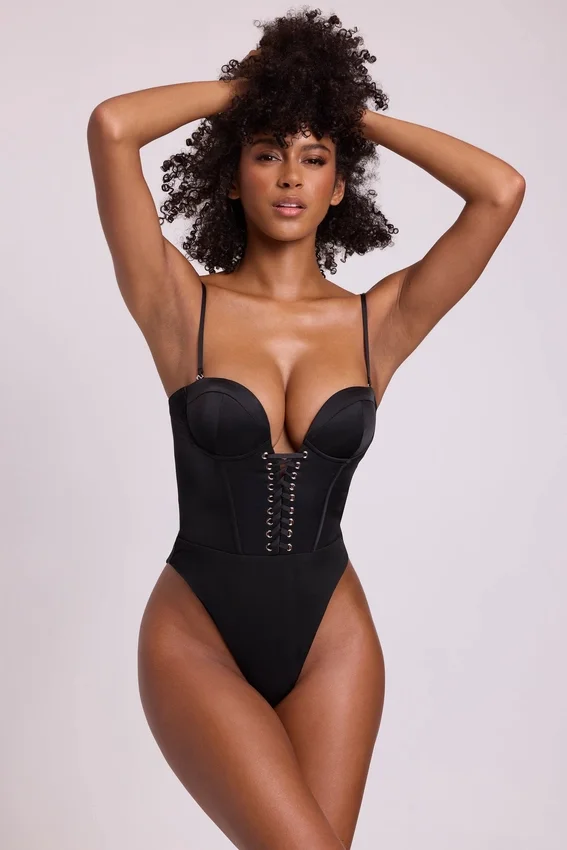 Yelda Satin Plunge Neck Lace Up Corset Bodys i svart Yelda Satin Plunge Neck Lace Up Corset Bodys i svart