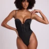 Yelda Satin Plunge Neck Lace Up Corset Bodys i svart Yelda Satin Plunge Neck Lace Up Corset Bodys i svart