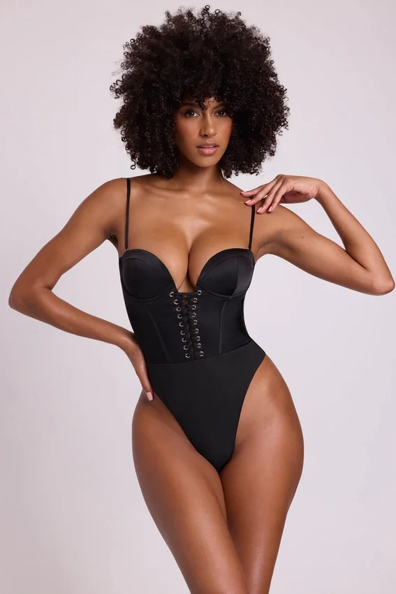 Yelda Satin Plunge Neck Lace Up Corset Bodys i svart Yelda Satin Plunge Neck Lace Up Corset Bodys i svart