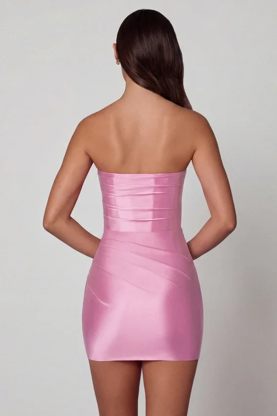 Yesenia Ruched Bandeau Miniklänning i Soft Pink Yesenia Ruched Bandeau Miniklänning i Soft Pink