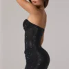 Zara miniklänning med bandeau-halsringning och draperad midja i svart Zara miniklänning med bandeau-halsringning och draperad midja i svart