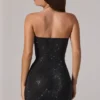 Zara miniklänning med bandeau-halsringning och draperad midja i svart Zara miniklänning med bandeau-halsringning och draperad midja i svart
