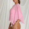 Zarayah genomskinlig poncho i Candyfloss Pink Zarayah genomskinlig poncho i Candyfloss Pink
