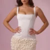 Zelia miniklänning i satin i färgen Ivory Zelia miniklänning i satin i färgen Ivory