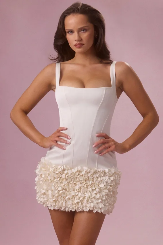 Zelia miniklänning i satin i färgen Ivory Zelia miniklänning i satin i färgen Ivory