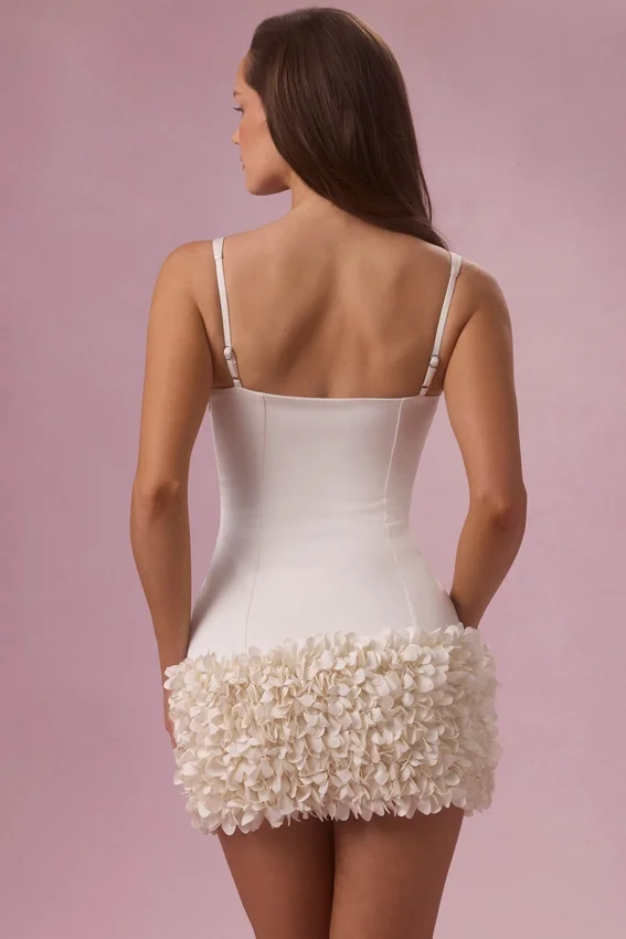 Zelia miniklänning i satin i färgen Ivory Zelia miniklänning i satin i färgen Ivory