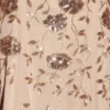 Zelina dekorerad asymmetrisk midilång klänning med mjuk rund halsringning i guld Zelina dekorerad asymmetrisk midilång klänning med mjuk rund halsringning i guld
