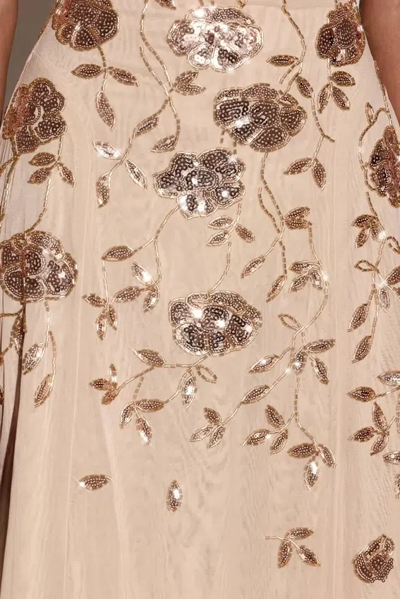 Zelina dekorerad asymmetrisk midilång klänning med mjuk rund halsringning i guld Zelina dekorerad asymmetrisk midilång klänning med mjuk rund halsringning i guld