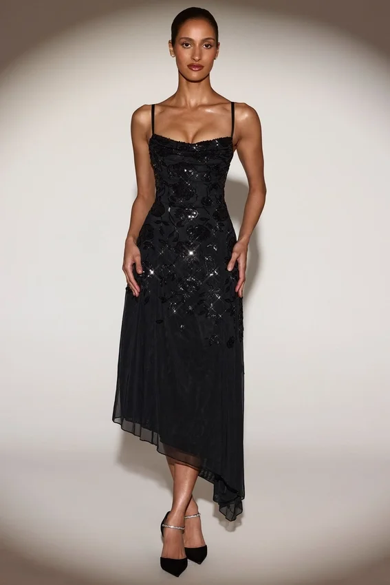 Zelina Embellished Soft-Scoop Asymmetric Midaxi Klänning i svart Zelina Embellished Soft-Scoop Asymmetric Midaxi Klänning i svart