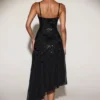 Zelina Embellished Soft-Scoop Asymmetric Midaxi Klänning i svart Zelina Embellished Soft-Scoop Asymmetric Midaxi Klänning i svart