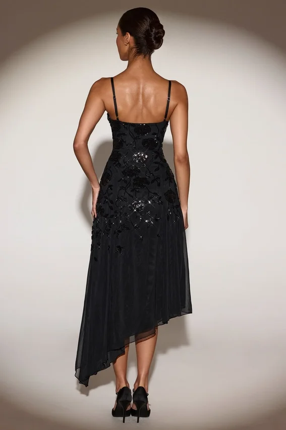 Zelina Embellished Soft-Scoop Asymmetric Midaxi Klänning i svart Zelina Embellished Soft-Scoop Asymmetric Midaxi Klänning i svart