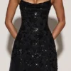 Zelina Embellished Soft-Scoop Asymmetric Midaxi Klänning i svart Zelina Embellished Soft-Scoop Asymmetric Midaxi Klänning i svart