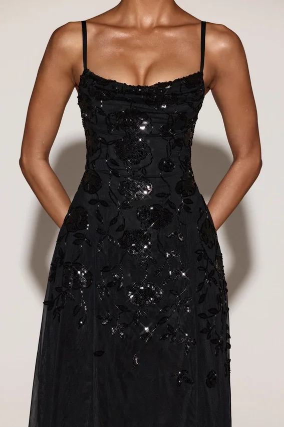 Zelina Embellished Soft-Scoop Asymmetric Midaxi Klänning i svart Zelina Embellished Soft-Scoop Asymmetric Midaxi Klänning i svart