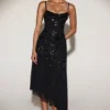 Zelina Embellished Soft-Scoop Asymmetric Midaxi Klänning i svart Zelina Embellished Soft-Scoop Asymmetric Midaxi Klänning i svart