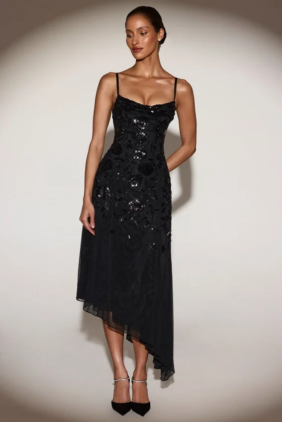 Zelina Embellished Soft-Scoop Asymmetric Midaxi Klänning i svart Zelina Embellished Soft-Scoop Asymmetric Midaxi Klänning i svart