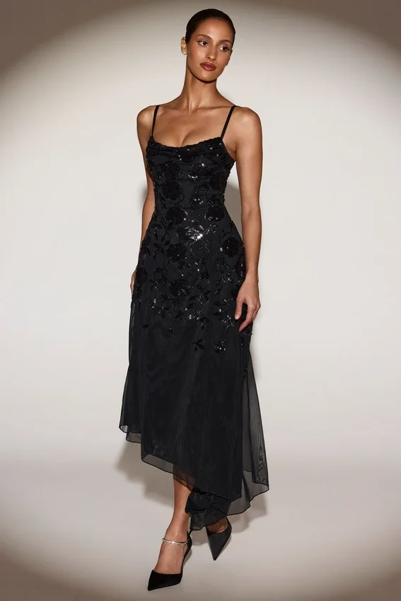 Zelina Embellished Soft-Scoop Asymmetric Midaxi Klänning i svart Zelina Embellished Soft-Scoop Asymmetric Midaxi Klänning i svart