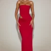 Zorya mjuk jersey bandeau-maxiklänning med utskärningar i True Red Zorya mjuk jersey bandeau-maxiklänning med utskärningar i True Red