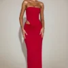 Zorya mjuk jersey bandeau-maxiklänning med utskärningar i True Red Zorya mjuk jersey bandeau-maxiklänning med utskärningar i True Red